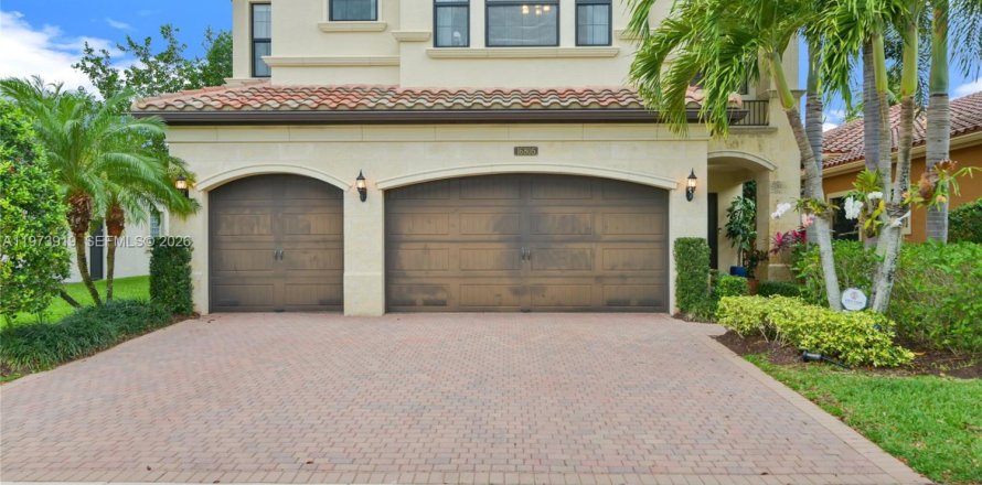 House in Delray Beach, Florida 5 bedrooms, 402.36 sq.m. № 2033533