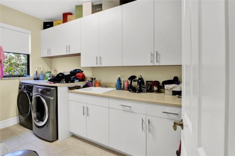 House in Delray Beach, Florida 5 bedrooms, 402.36 sq.m. № 2033533 - photo 23