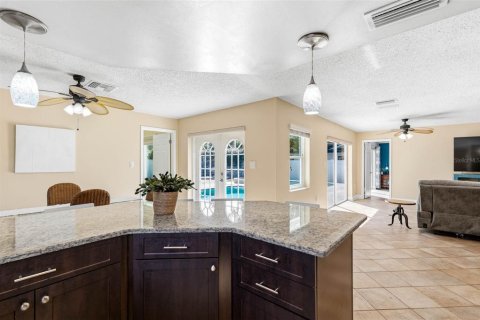 House in Palm Harbor, Florida 3 bedrooms, 153.66 sq.m. № 2422657 - photo 12