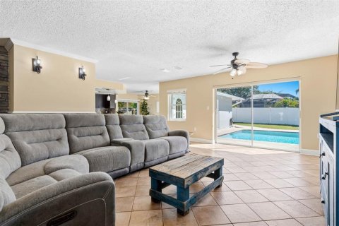 House in Palm Harbor, Florida 3 bedrooms, 153.66 sq.m. № 2422657 - photo 5