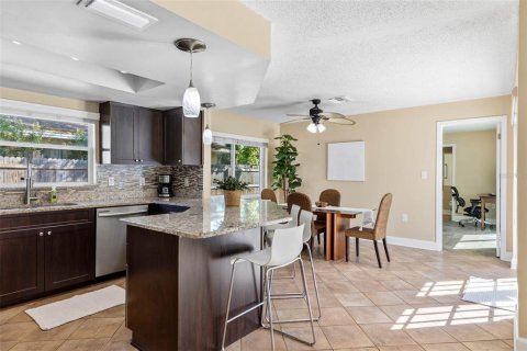 House in Palm Harbor, Florida 3 bedrooms, 153.66 sq.m. № 2422657 - photo 10