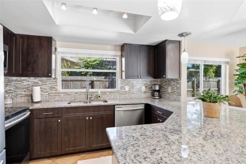 House in Palm Harbor, Florida 3 bedrooms, 153.66 sq.m. № 2422657 - photo 11