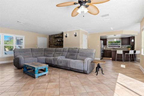 House in Palm Harbor, Florida 3 bedrooms, 153.66 sq.m. № 2422657 - photo 4