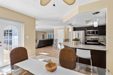 House in Palm Harbor, Florida 3 bedrooms, 153.66 sq.m. № 2422657 - photo 13