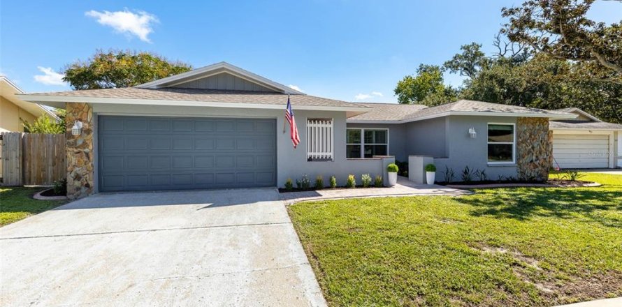 House in Palm Harbor, Florida 3 bedrooms, 153.66 sq.m. № 2422657