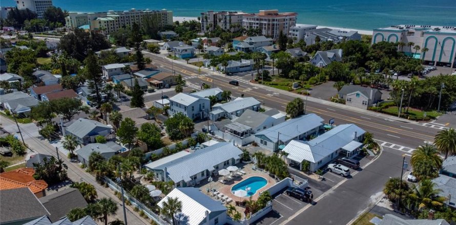 Immobilier commercial à Treasure Island, Floride 10 chambres, 450.2 m2 № 1449425