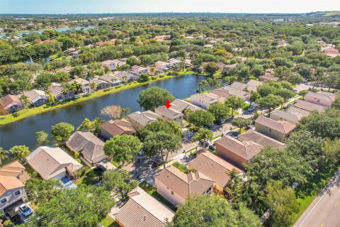 House in Coconut Creek, Florida 3 bedrooms, 188.22 sq.m. № 1047981 - photo 1
