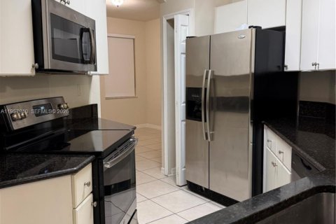 Снять в аренду таунхаус в Майами, Флорида 3 спальни, 151.71м2, № 2011714 - фото 5