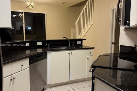 Снять в аренду таунхаус в Майами, Флорида 3 спальни, 151.71м2, № 2011714 - фото 6
