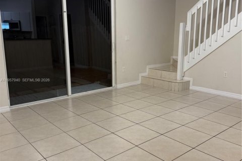 Снять в аренду таунхаус в Майами, Флорида 3 спальни, 151.71м2, № 2011714 - фото 3