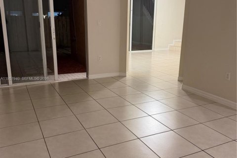 Снять в аренду таунхаус в Майами, Флорида 3 спальни, 151.71м2, № 2011714 - фото 2