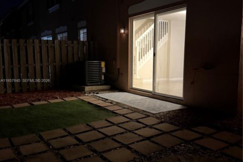 Снять в аренду таунхаус в Майами, Флорида 3 спальни, 151.71м2, № 2011714 - фото 15