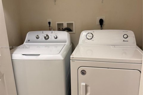 Снять в аренду таунхаус в Майами, Флорида 3 спальни, 151.71м2, № 2011714 - фото 10