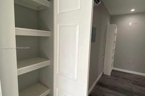 Casa en alquiler en Miami, Florida, 1 dormitorio, 41.81 m2 № 2020913 - foto 2