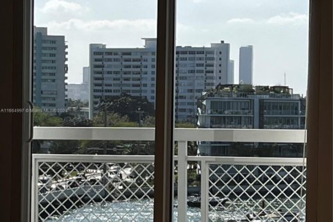 Condominio en alquiler en Miami Beach, Florida, 1 dormitorio, 121.61 m2 № 1937485 - foto 1