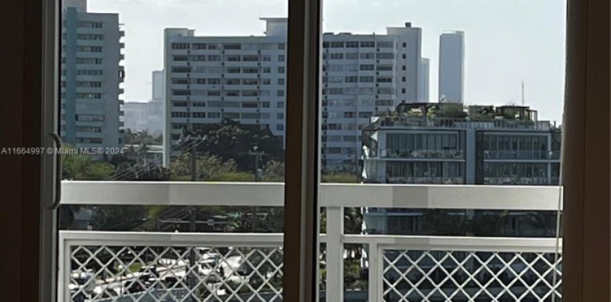 Condominio en Miami Beach, Florida, 1 dormitorio  № 1937485