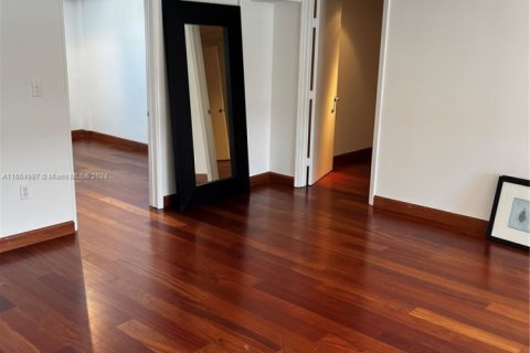 Condo in Miami Beach, Florida, 1 bedroom  № 1937485 - photo 17
