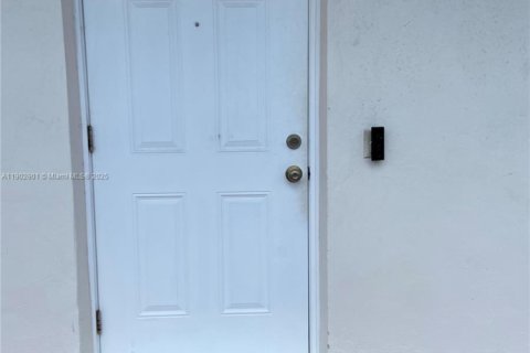 Apartamento en alquiler en Hialeah, Florida, 1 dormitorio, 38.55 m2 № 1954142 - foto 3