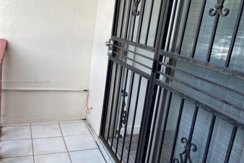 Apartamento en alquiler en Hialeah, Florida, 1 dormitorio, 38.55 m2 № 1954142 - foto 11