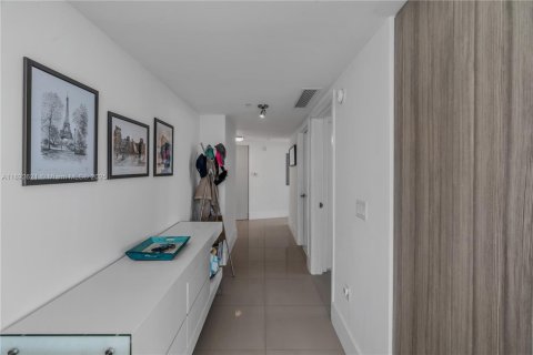 Copropriété à vendre à Miami Beach, Floride: 2 chambres, 104.79 m2 № 1946386 - photo 17