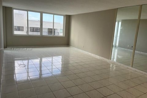 Condominio en venta en Miami Beach, Florida, 1 dormitorio, 91.04 m2 № 1861432 - foto 20