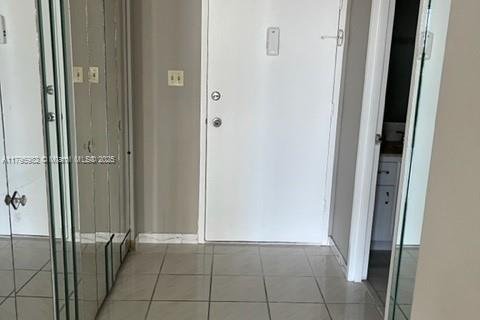 Condominio en venta en Miami Beach, Florida, 1 dormitorio, 91.04 m2 № 1861432 - foto 2