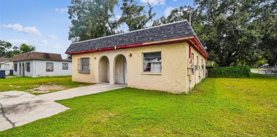 Commercial property in Tampa, Florida 4 bedrooms, 137.68 sq.m. № 2371483