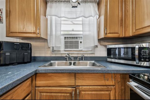 Commercial property in Tampa, Florida 4 bedrooms, 137.68 sq.m. № 2371483 - photo 14