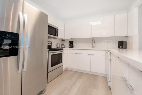 Condominio en alquiler en Miami Beach, Florida, 1 dormitorio, 83.61 m2 № 2055497 - foto 17