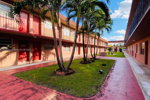 Copropriété à vendre à Hialeah, Floride: 2 chambres, 68 m2 № 1941647 - photo 2
