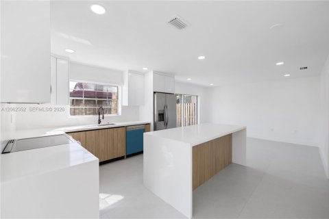 Casa en venta en Miami, Florida, 4 dormitorios, 171.59 m2 № 2254087 - foto 2