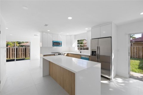 Casa en venta en Miami, Florida, 4 dormitorios, 171.59 m2 № 2254087 - foto 3