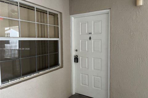 Copropriété à vendre à Oakland Park, Floride: 1 chambre, 74.69 m2 № 1868070 - photo 2