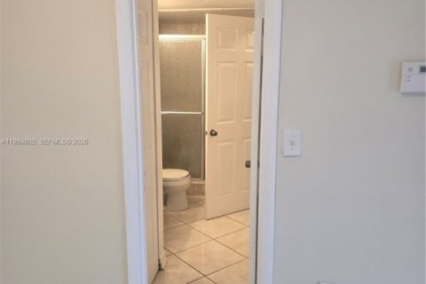 Condominio en alquiler en Hialeah, Florida, 1 dormitorio, 58.71 m2 № 2030628 - foto 16