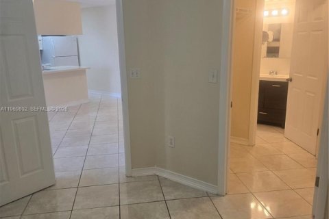 Condominio en alquiler en Hialeah, Florida, 1 dormitorio, 58.71 m2 № 2030628 - foto 9