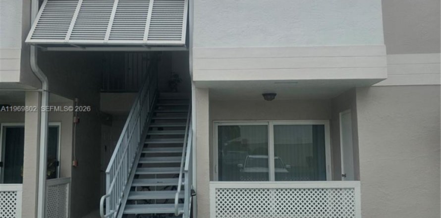 Condominio en Hialeah, Florida, 1 dormitorio  № 2030628