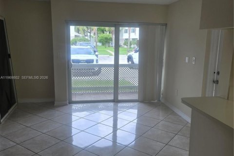 Condominio en alquiler en Hialeah, Florida, 1 dormitorio, 58.71 m2 № 2030628 - foto 4
