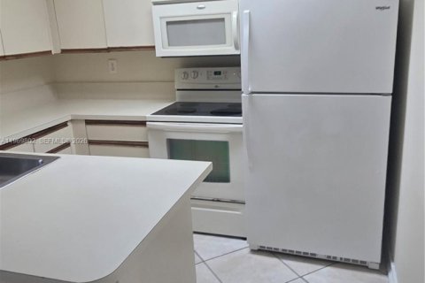 Condominio en alquiler en Hialeah, Florida, 1 dormitorio, 58.71 m2 № 2030628 - foto 2