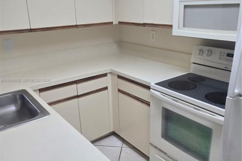 Condominio en alquiler en Hialeah, Florida, 1 dormitorio, 58.71 m2 № 2030628 - foto 3