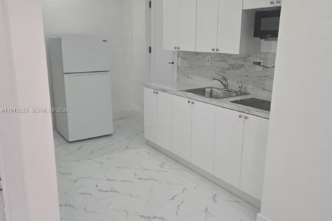 Immobilier commercial à louer à Cutler Bay, Floride: 1 chambre, 223.89 m2 № 1997963 - photo 2