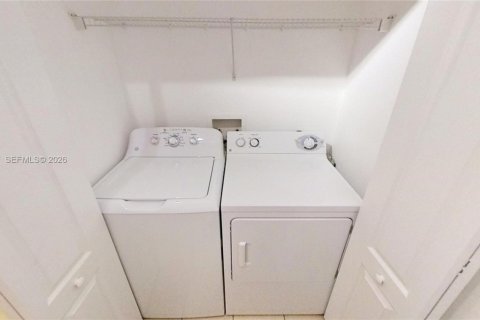 Condominio en alquiler en South Miami, Florida, 2 dormitorios, 93.83 m2 № 2030975 - foto 6