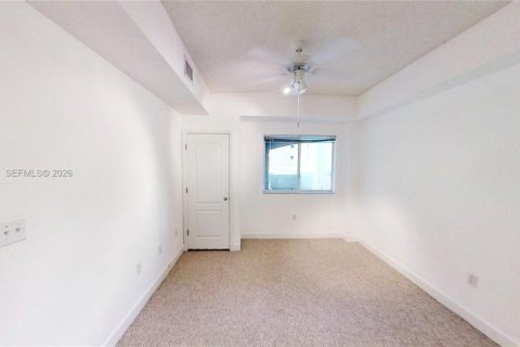 Condominio en alquiler en South Miami, Florida, 2 dormitorios, 93.83 m2 № 2030975 - foto 7