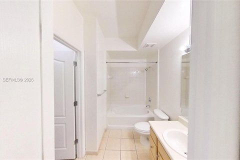 Condominio en alquiler en South Miami, Florida, 2 dormitorios, 93.83 m2 № 2030975 - foto 9