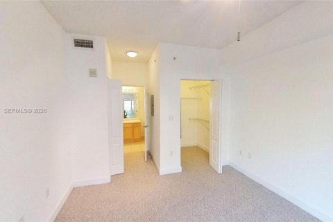 Condominio en alquiler en South Miami, Florida, 2 dormitorios, 93.83 m2 № 2030975 - foto 4