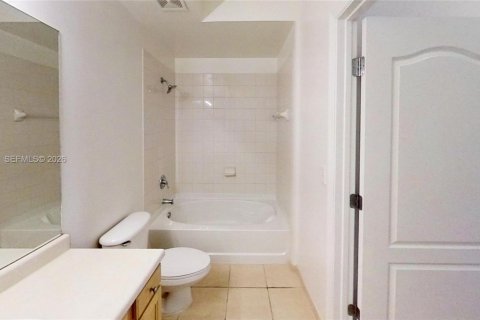 Condominio en alquiler en South Miami, Florida, 2 dormitorios, 93.83 m2 № 2030975 - foto 18