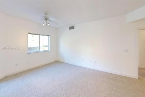 Condominio en alquiler en South Miami, Florida, 2 dormitorios, 93.83 m2 № 2030975 - foto 11