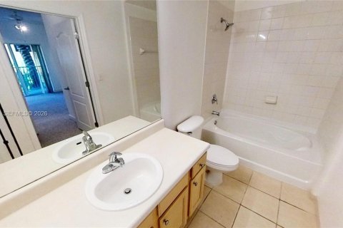 Condominio en alquiler en South Miami, Florida, 2 dormitorios, 93.83 m2 № 2030975 - foto 2