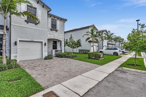 House in Miami Gardens, Florida 4 bedrooms, 164.72 sq.m. № 1889797 - photo 1