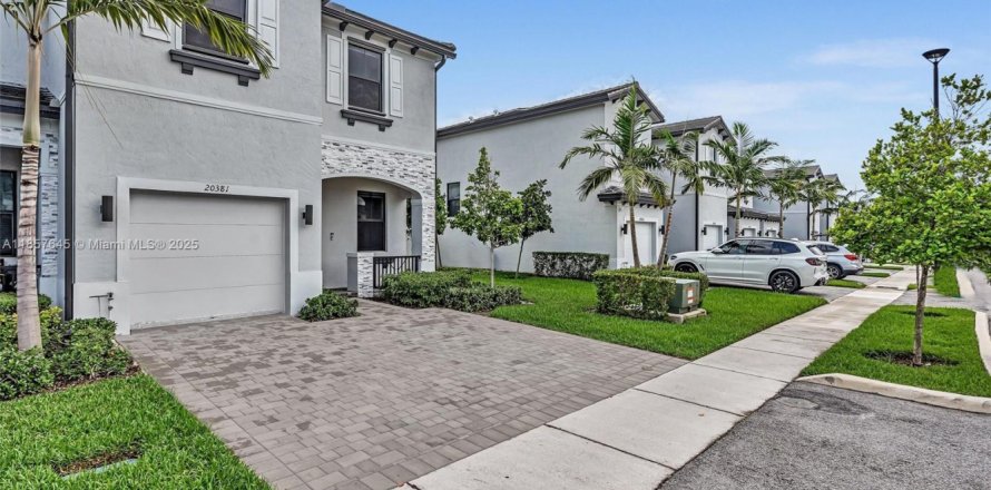 House in Miami Gardens, Florida 4 bedrooms, 164.72 sq.m. № 1889797