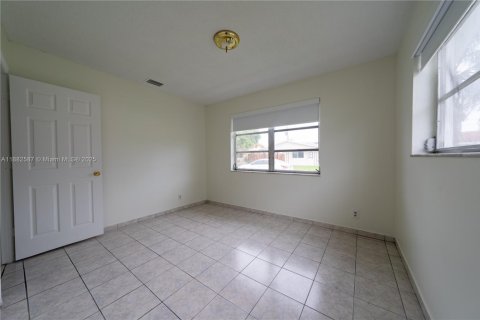 House in Tamarac, Florida 2 bedrooms, 85.28 sq.m. № 1931830 - photo 14
